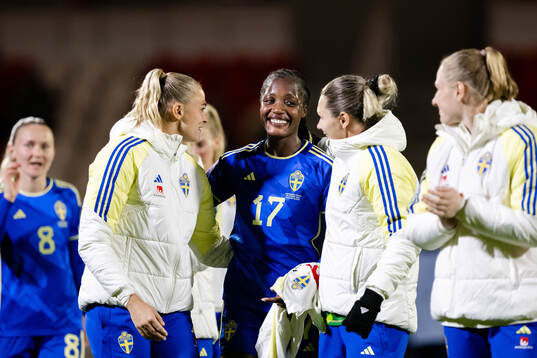 Fridolina Rolfö , Evelyn Ijeh and goalkeeper Jennifer Falk