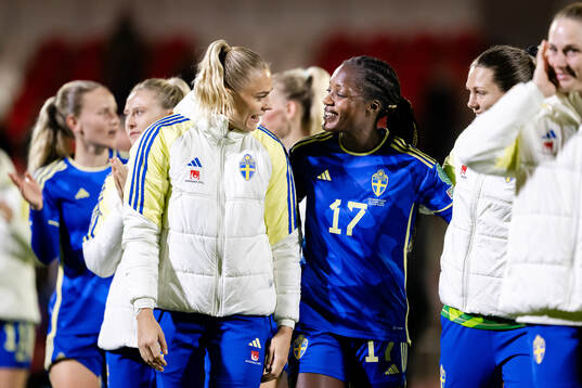 Fridolina Rolfö , Evelyn Ijeh and goalkeeper Jennifer Falk