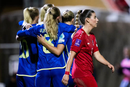 Stina Blackstenius of Sweden celebrates with team mates