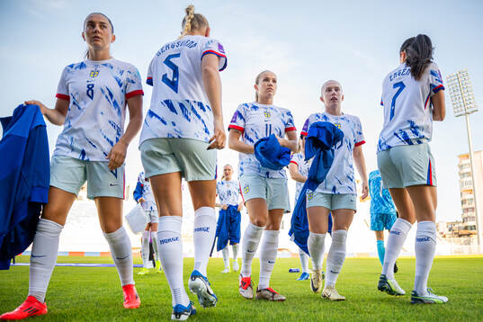 Guro Reiten, Thea Bjelde and players of Norway