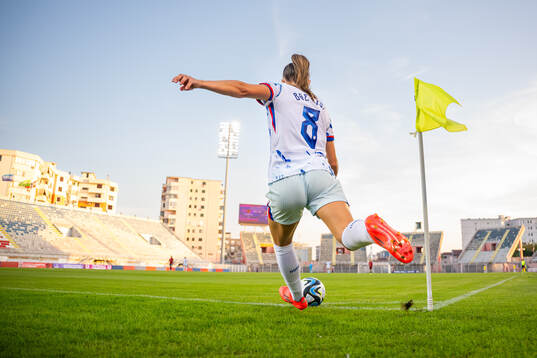 Vilde Bøe Risa of Norway takes a corner kick
