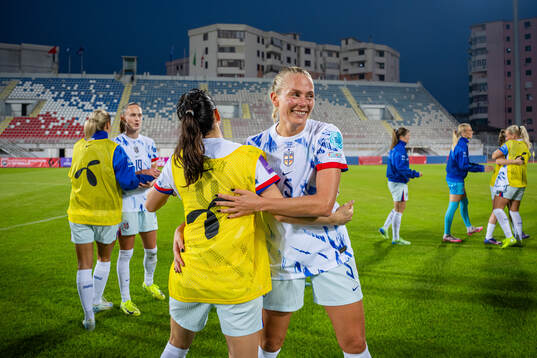 Tuva Hansen and Guro Bergsvand of Norway celebrate