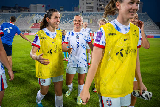 Tuva Hansen, Emilie Woldvik and players of Norway celebrate