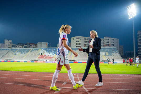 Ada Hegerberg and Gemma Grainger, head coach of Norway