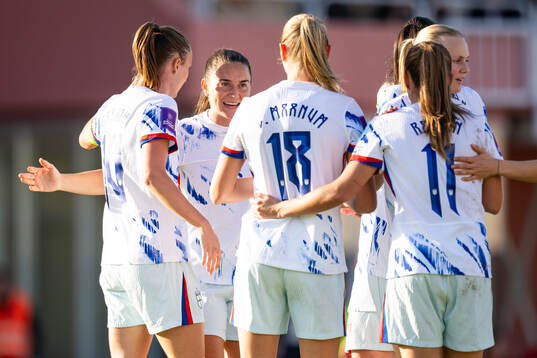 Frida Maanum of Norway celebrates with Vilde Bøe Risa and