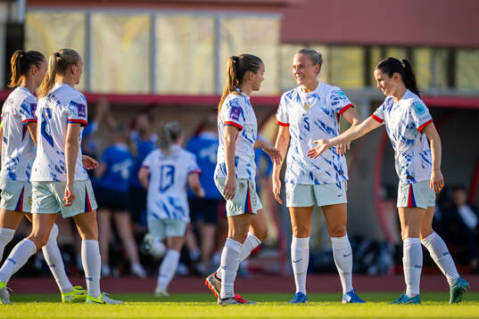 Guro Bergsvand of Norway celebrates with Tuva Hansen and