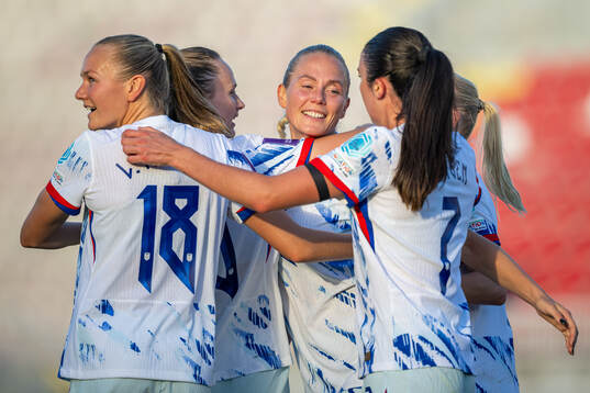 Guro Bergsvand of Norway celebrates with teammates