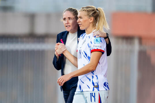 Gemma Grainger, head coach of Norway, and Ada Hegerberg
