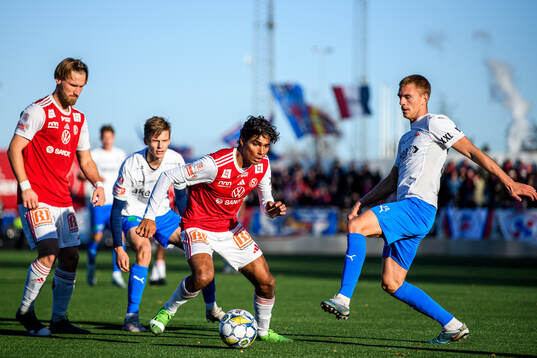Sandvikens IFs Jonathan Karlsson och Helsingborgs Dennis