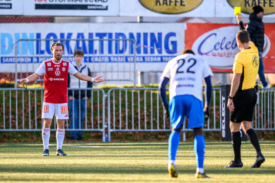 Sandvikens IFs Kasper Harletun tilldelas ett gult kort