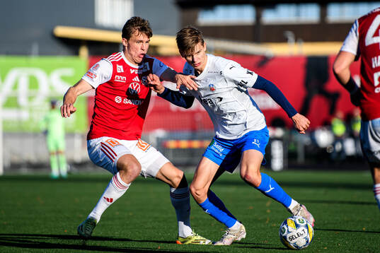 Sandvikens IFs James Joseph Kirby och Helsingborgs Adrian