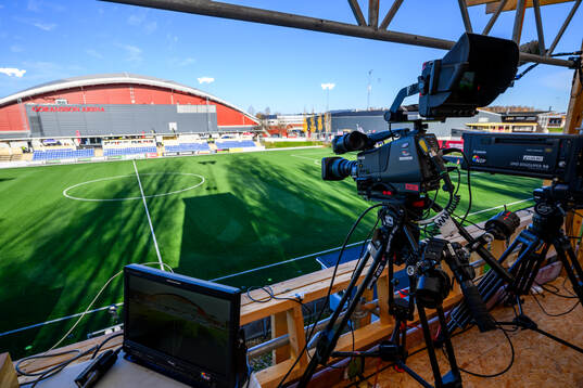 Exteriör vy av Jernvallen samt en TV-kamera
