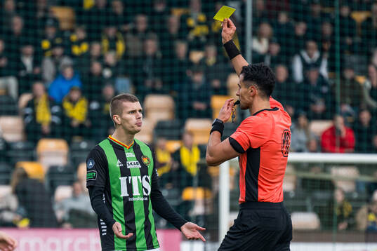 GAIS Lucas Hedlund  får ett gult kort