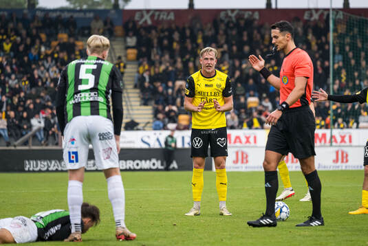 Mjällbys Herman Johansson och Domare Adi Aganovic