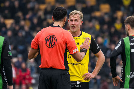 Domare Adi Aganovic och Mjällbys Herman Johansson