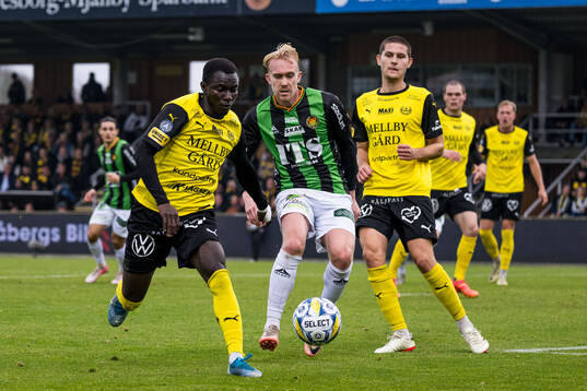 Mjällbys Abdoulie Manneh och GAISs Robin Wendin Thomasson