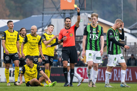 GAIS Filip Beckman får ett gult kort