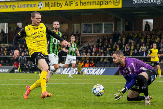Mjällbys Jacob Bergström och GAISs Mergim Krasniqi
