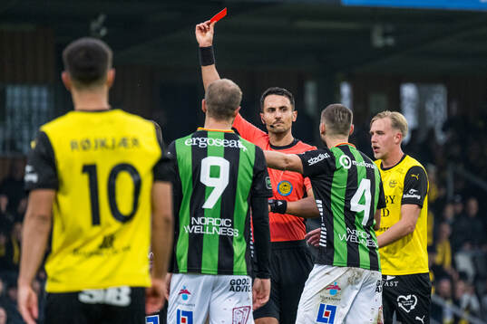 GAIS Mergim Krasniqi får ett rött kort
