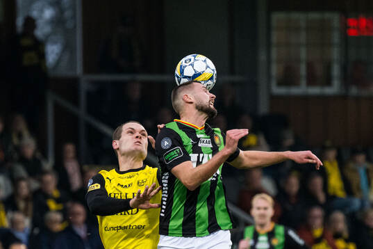 Mjällbys Jacob Bergström och GAISs Axel Norén