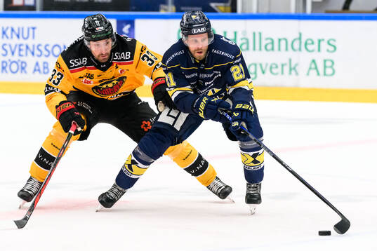 Luleås Albin Lundin och HV71s Mattias Tedenby