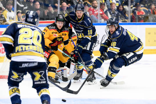 Luleås Jesper Sellgren och HV71s Tanner Kero och Joona
