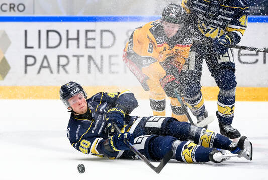 HV71s Oskar Stål-Lyrenäs och Luleås Ludvig Jansson