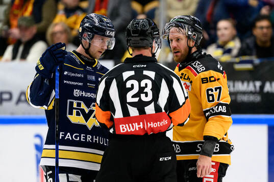 HV71s Olle Alsing och Luleås Linus Omark