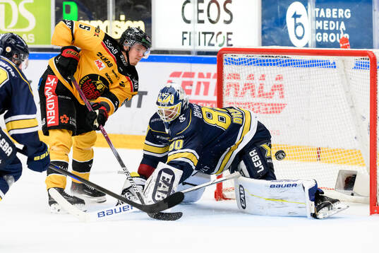 Luleås Marcus Hardegård och HV71s målvakt Frederik Dichow