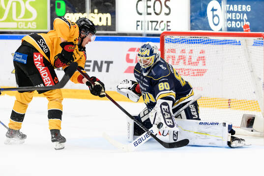 Luleås Marcus Hardegård och HV71s målvakt Frederik Dichow