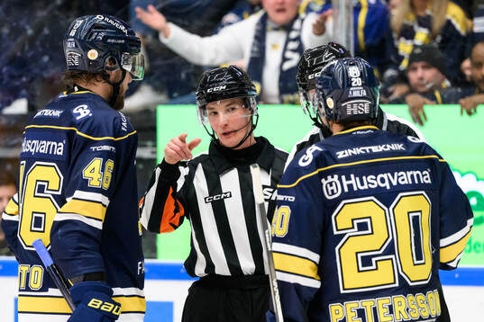 Domare Alexander Österberg pratar med HV71s Joona Luoto