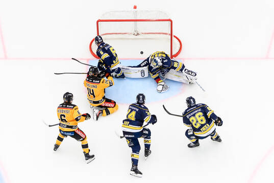 Luleås Jonas Berglund gör 1-0 bakom HV71s målvakt