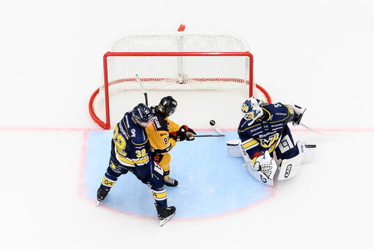 Luleås Mathias Bromé gör 1-2 bakom HV71s målvakt