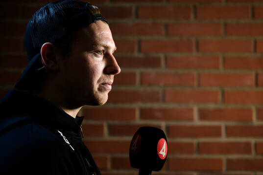 Färjestads Oskar Steen blir intervjuad av TV4