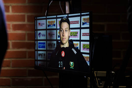 Färjestads Oskar Steen blir intervjuad av TV4