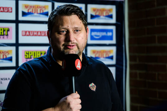 Modos tränare Mattias Karlin blir intervjuad av TV4