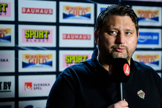 Modos tränare Mattias Karlin blir intervjuad av TV4