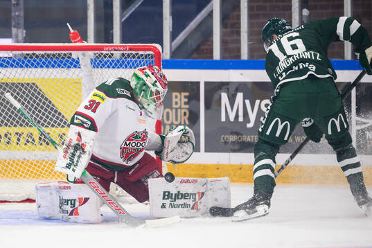 Modos målvakt Olle Eriksson Ek och Färjestads Alexander