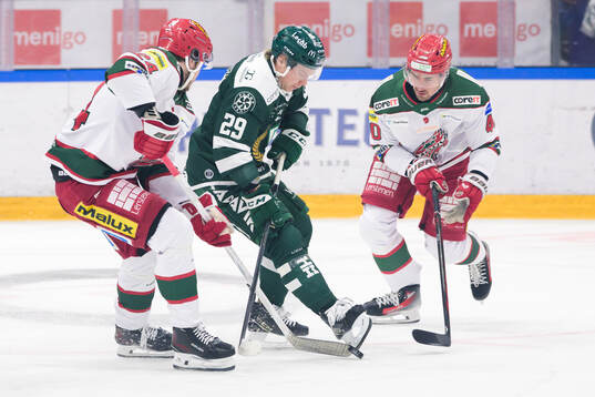 Färjestads Oskar Steen och Modos David Bernhardt