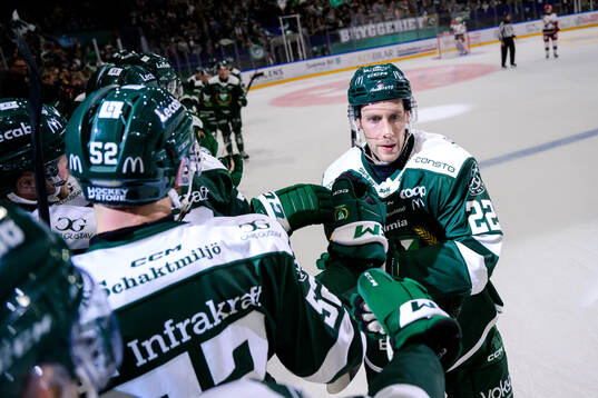 Färjestads Per Åslund jublar