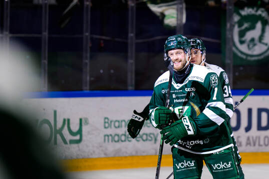 Färjestads Axel Bergkvist jublar