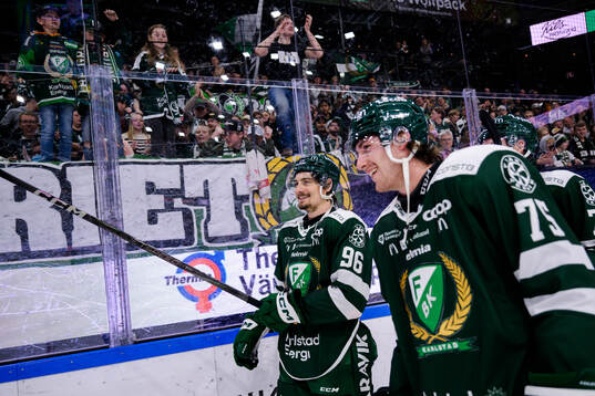 Färjestads David Tomasek och Jeremy Salvas Groleau jublar