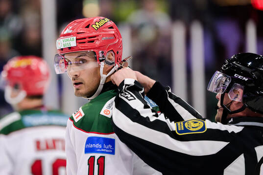 Modos Alexander True får halsskyddet rättat av domaren