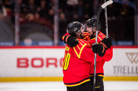 Brynäs Johan Larsson och Victor Söderström jublar