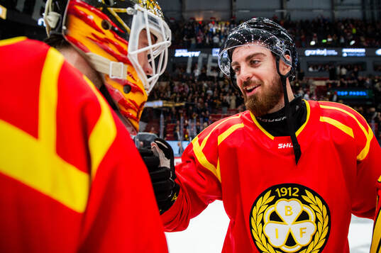 Brynäs målvakt Erik Källgren och Jack Kopacka jublar