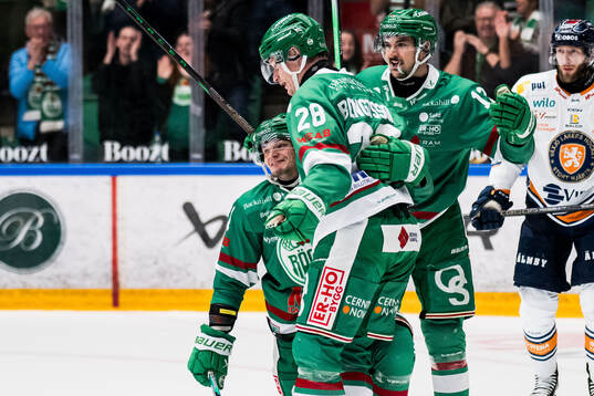 Rögles Henry Bowlby och Anton Bengtsson jublar