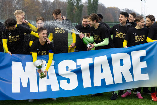 Häcken jublar med pokalen och firar seriesegern