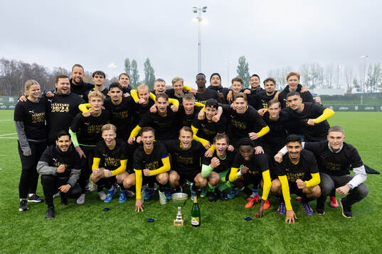 Häcken jublar med pokalen och firar seriesegern
