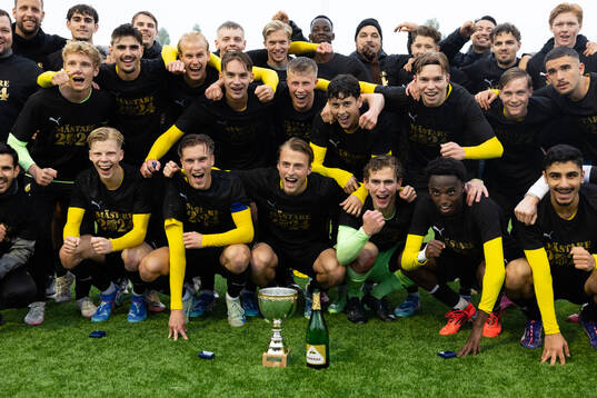 Häcken jublar med pokalen och firar seriesegern