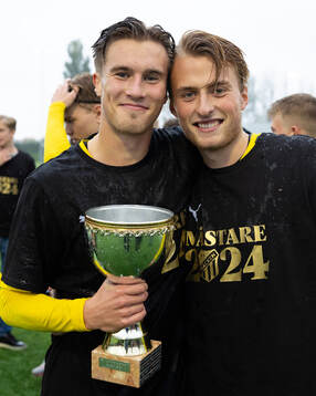 Häckens Joel Hjalmar och Sigge Jansson med pokalen